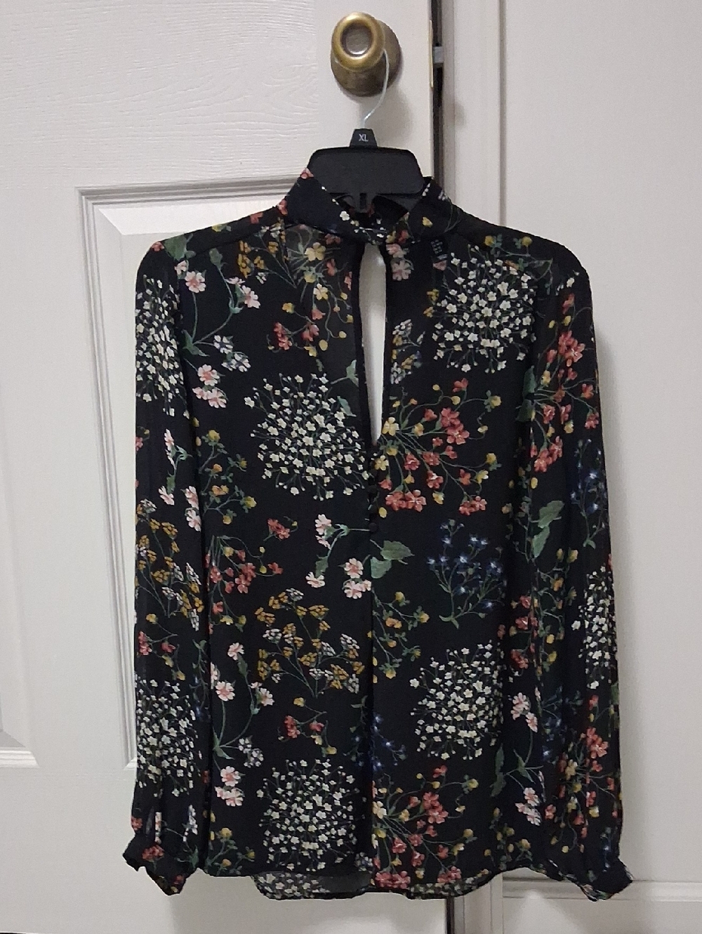 Belle Vere Women's Black Floral Keyhole Tie-Neck Blouse. Medium.